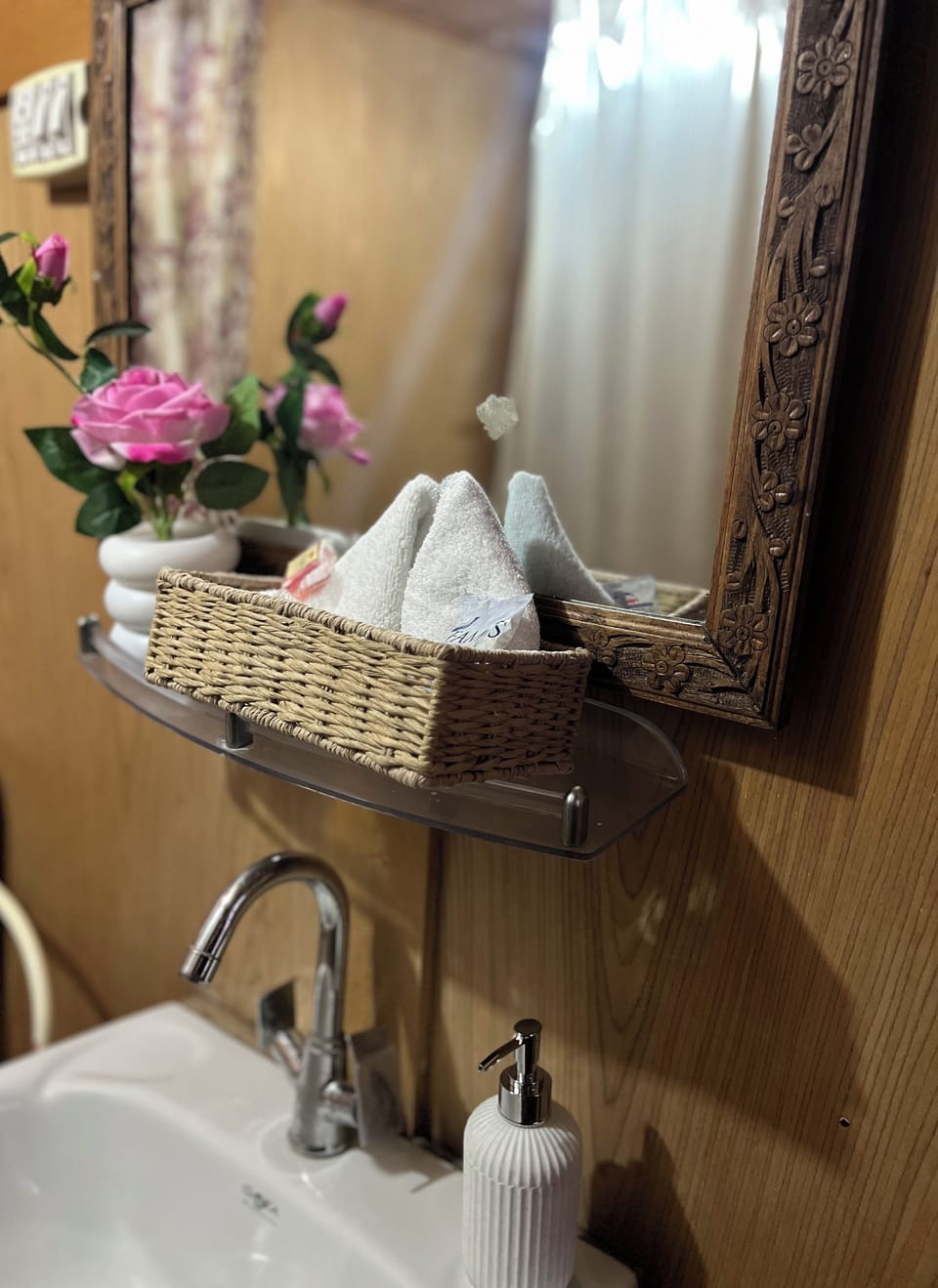 Deluxe Room | Bathroom | Separate tub and shower, deep soaking tub, hydromassage showerhead