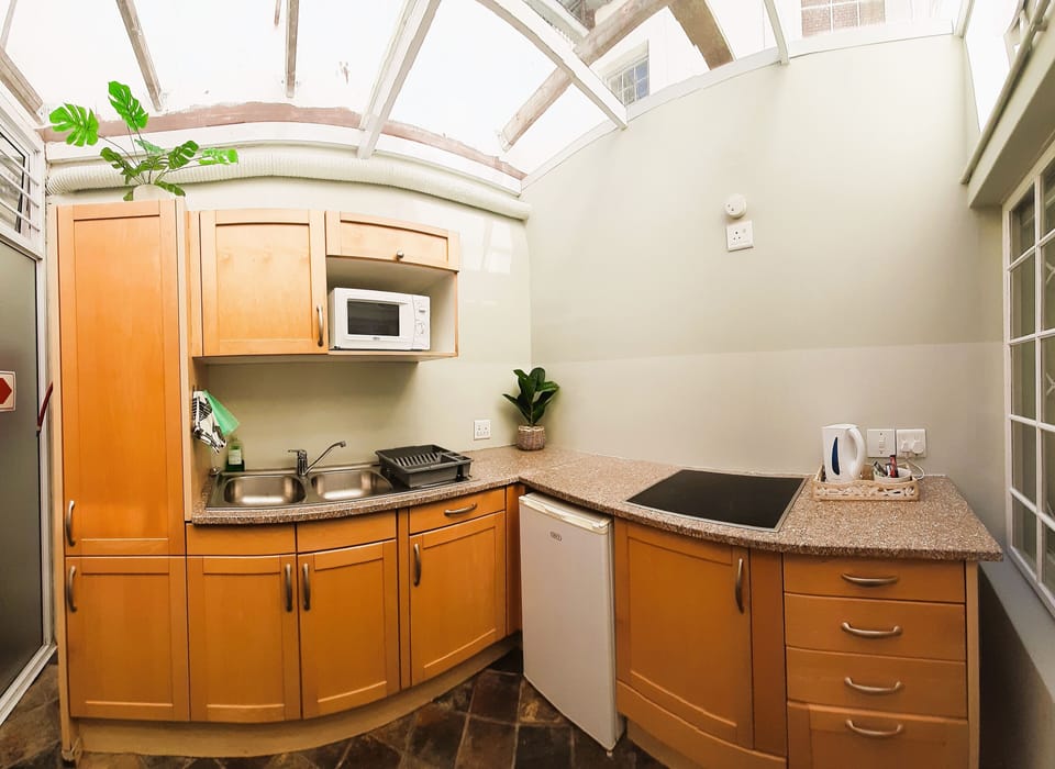 Standard Triple Room | Private kitchen | Fridge, microwave, coffee/tea maker, electric kettle