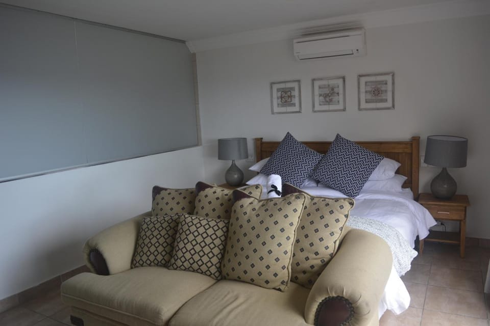 Minibar, in-room safe, desk, iron/ironing board