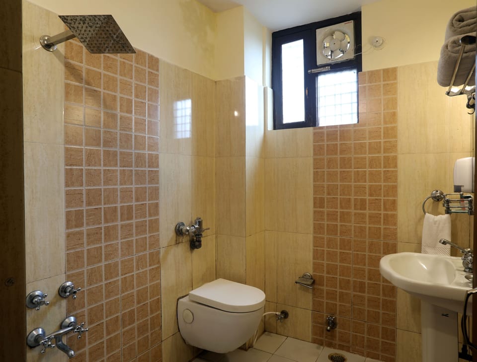 Deluxe Double Room, 1 Double Bed, Accessible, Valley View | Bathroom | Shower, free toiletries, hair dryer, slippers