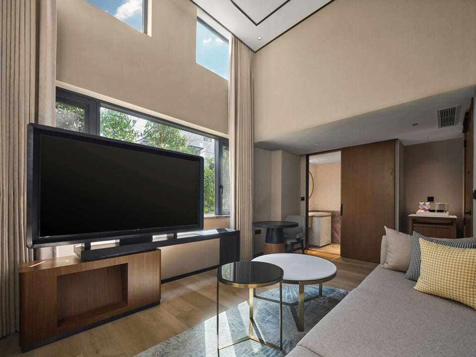 Deluxe Suite, 1 King Bed | Living area | Flat-screen TV