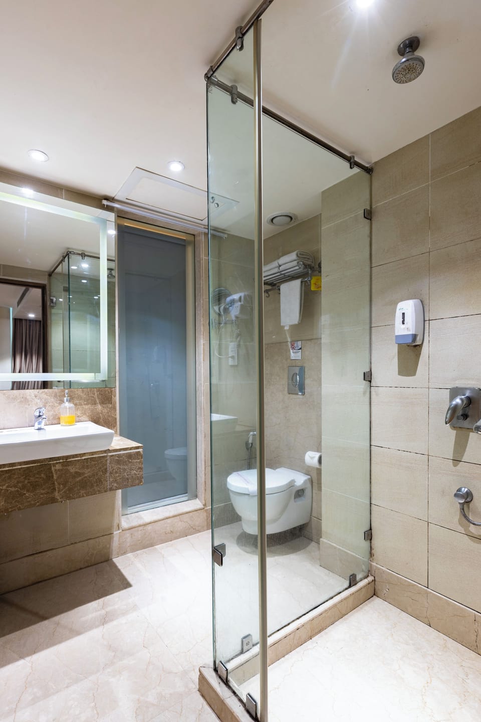 Suite Room | Bathroom | Shower, free toiletries, hair dryer, towels
