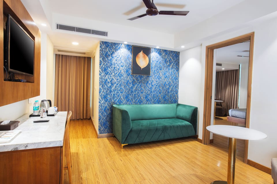 Suite Room | Living area | 40-inch LED TV with cable channels, TV