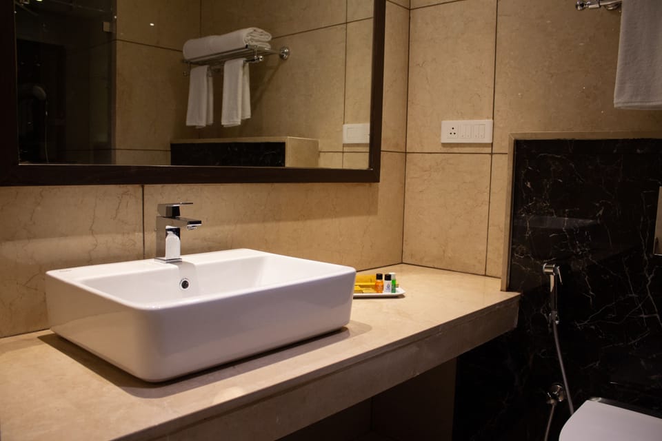 Shower, rainfall showerhead, free toiletries, hair dryer