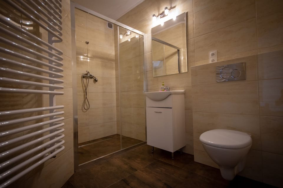 Quadruple Room, Multiple Beds, Non Smoking | Bathroom | Shower, towels