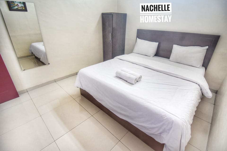 Standard Room, 1 Queen Bed, Shared Bathroom | Rollaway beds (surcharge), bed sheets