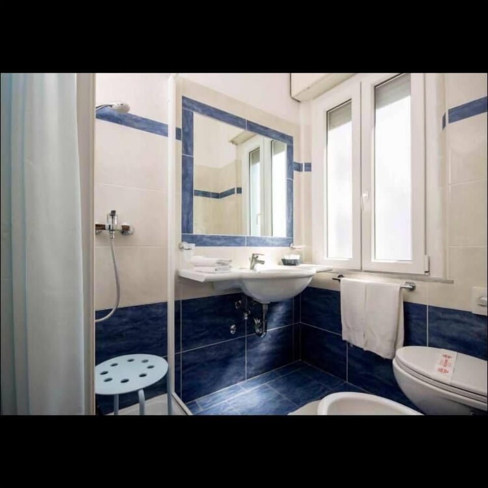 Shower, rainfall showerhead, free toiletries, hair dryer