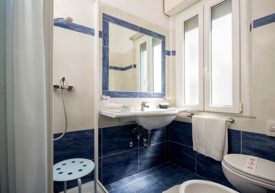 Shower, rainfall showerhead, free toiletries, hair dryer