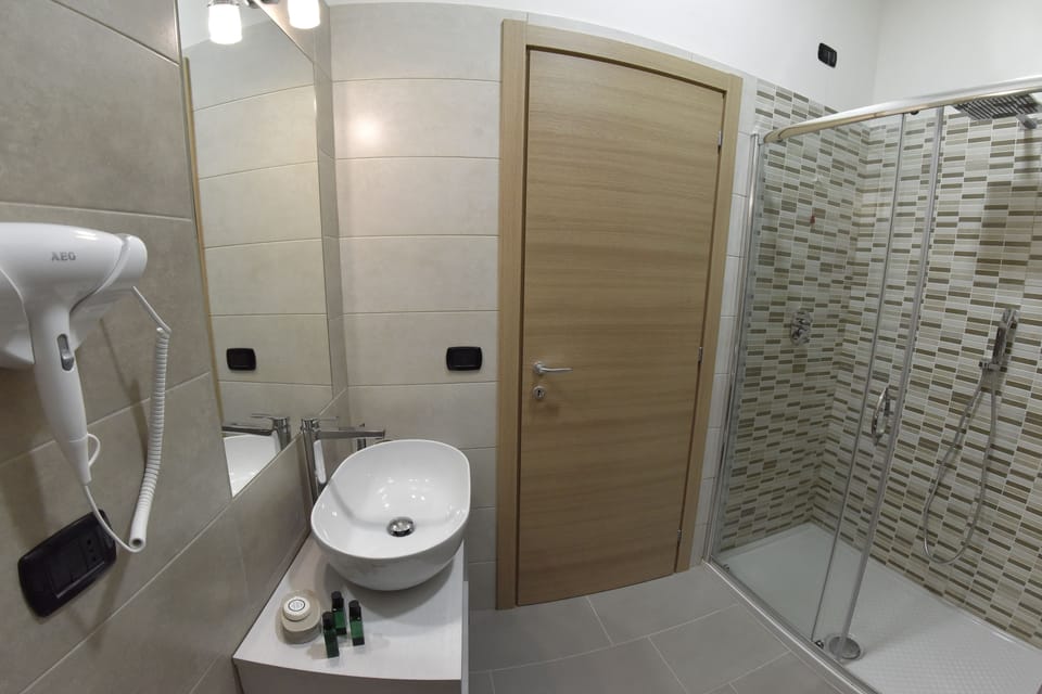 Junior Suite, 1 Double Bed with Sofa bed, Non Smoking | Bathroom | Shower, free toiletries, hair dryer, bidet
