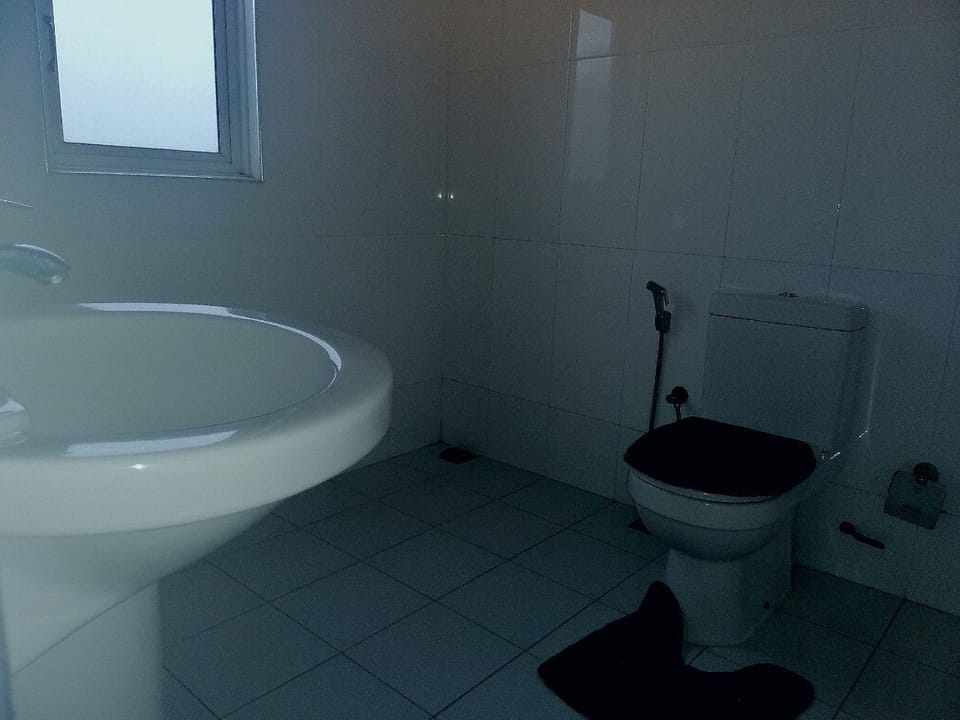 Shower, free toiletries, towels