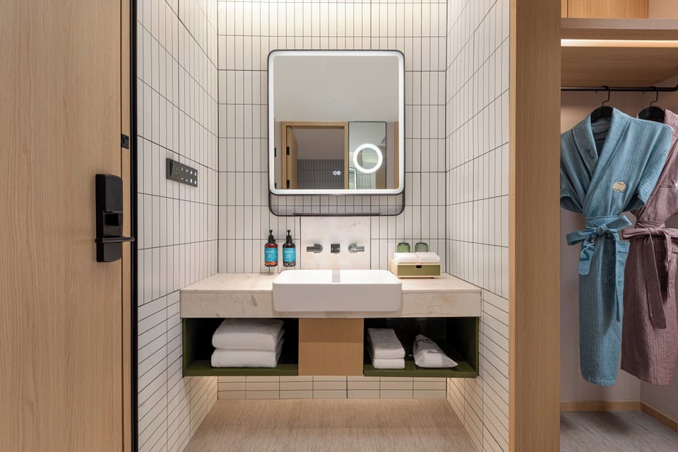 2 Double Standard City View | Bathroom | Shower, hair dryer, bathrobes, slippers