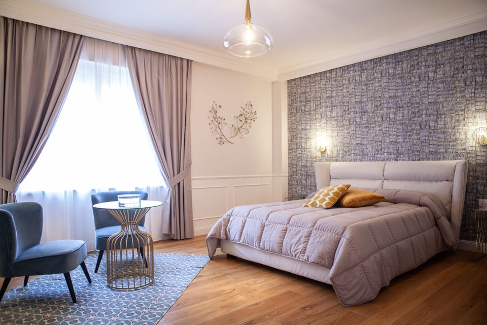 Deluxe Suite | Minibar, desk, soundproofing, free WiFi