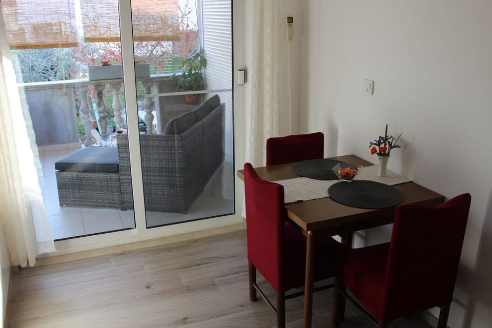 Economy Apartment, 1 Bedroom, Terrace, Ground Floor | In-room dining