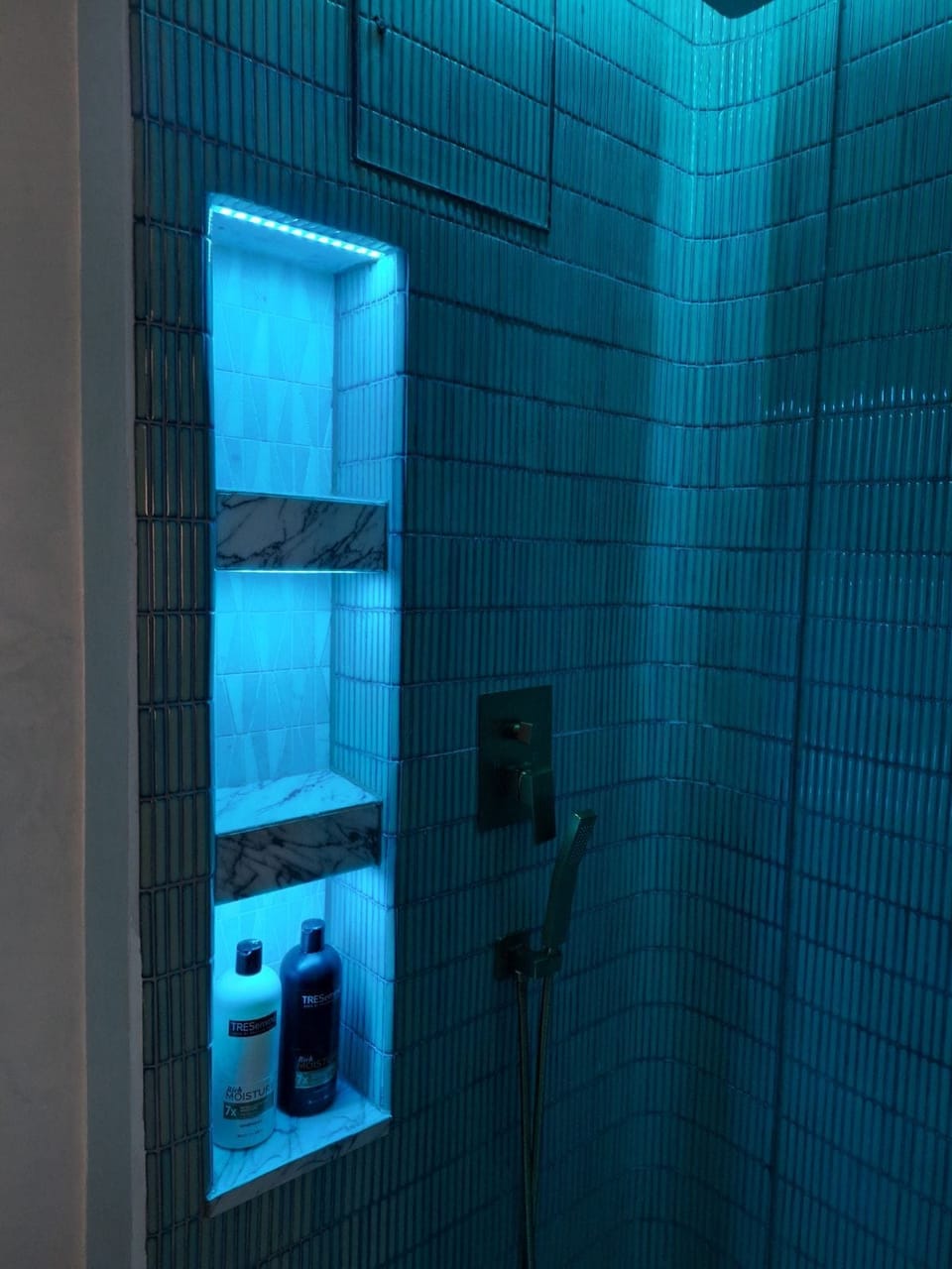 The Turquoise Room | Bathroom | Shower, rainfall showerhead, free toiletries, hair dryer