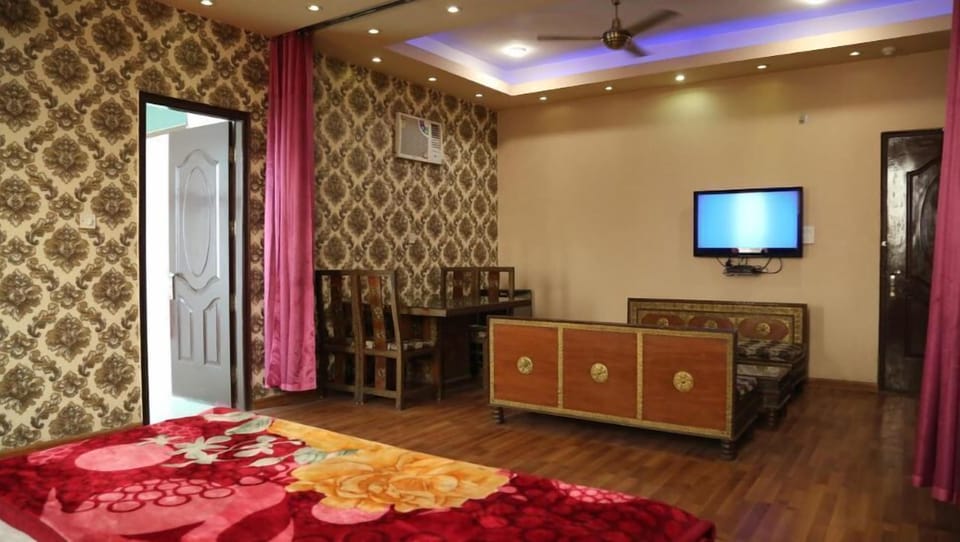 Deluxe Room, 1 Double Bed, Non Smoking | Desk