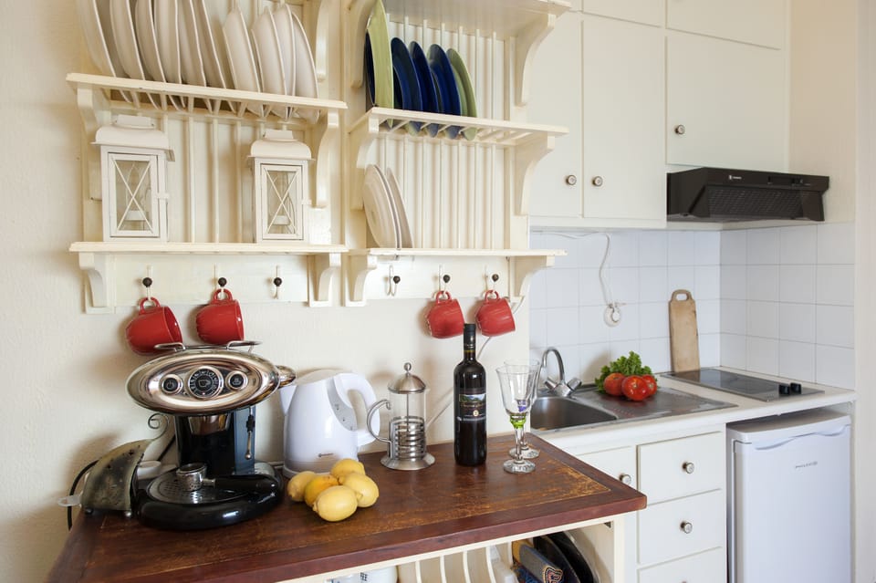 Fridge, stovetop, coffee/tea maker, electric kettle