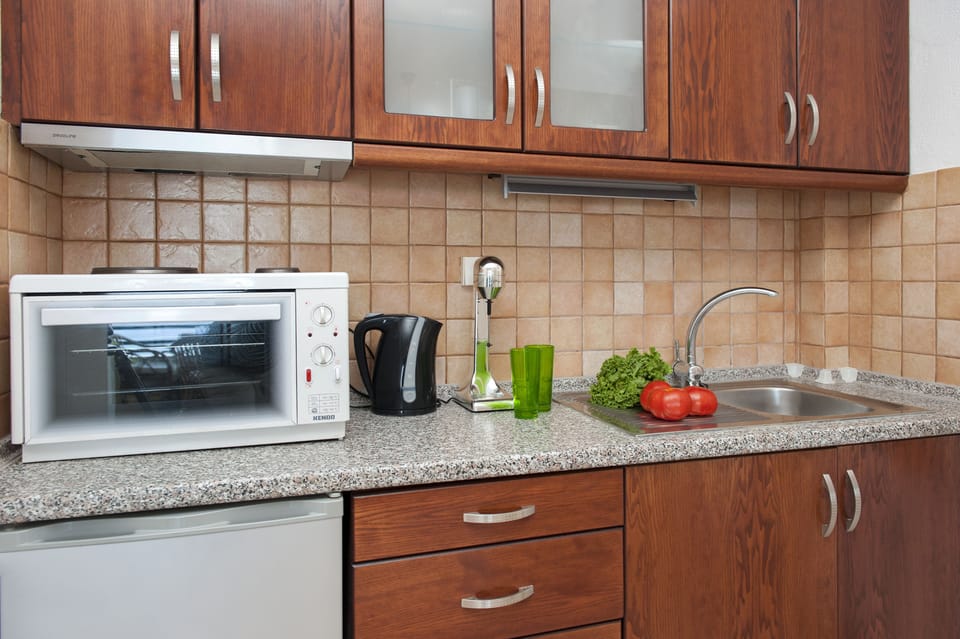 Fridge, stovetop, coffee/tea maker, electric kettle