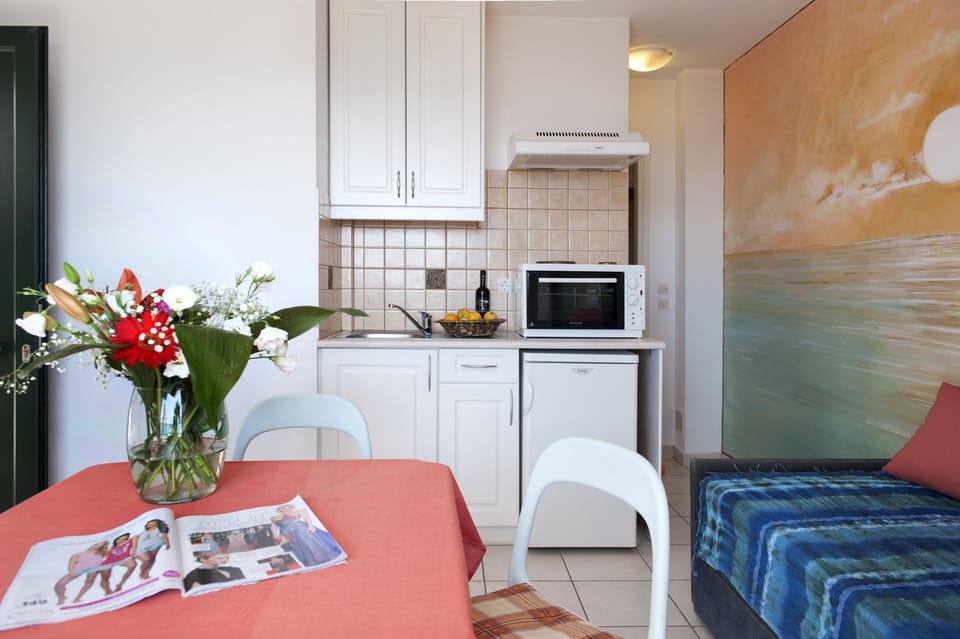 Panoramic Apartment, 1 Double Bed with Sofa bed, Sea View | In-room dining