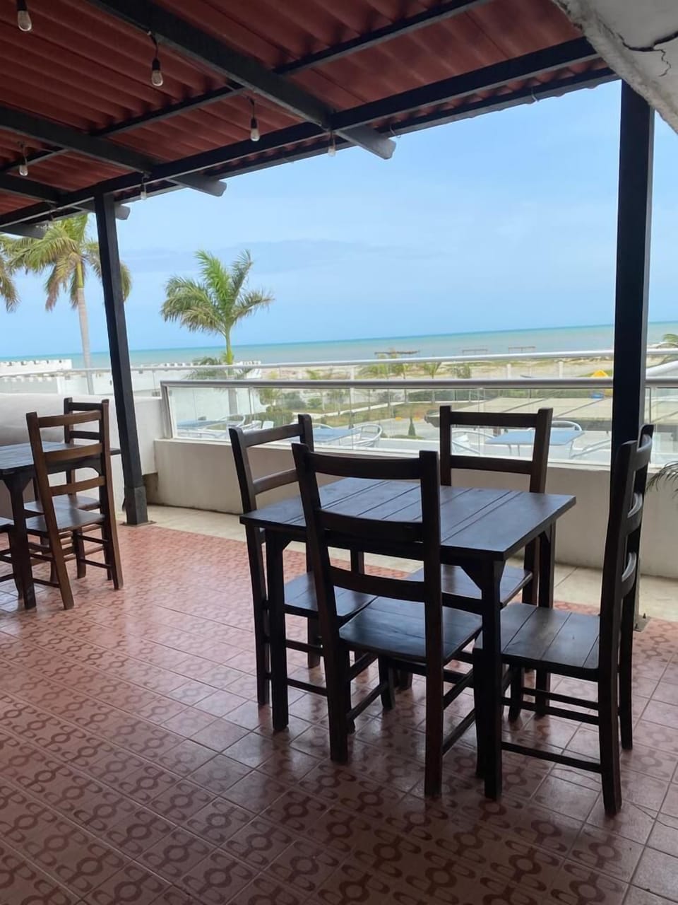 2 restaurants; breakfast, lunch, dinner, and brunch served