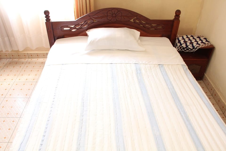 1 bedroom, desk, WiFi (free)