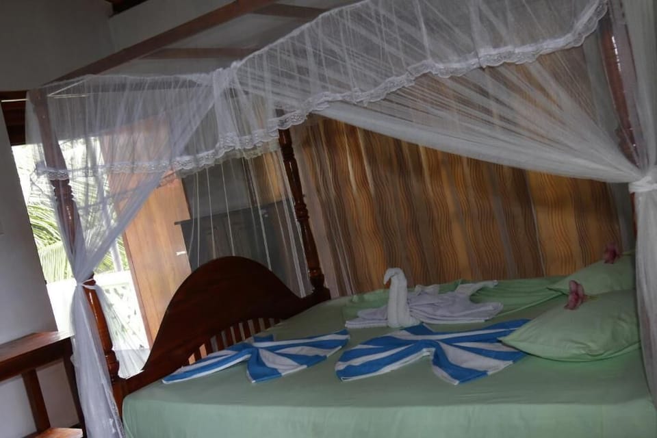 6 bedrooms, desk, free WiFi, bed sheets