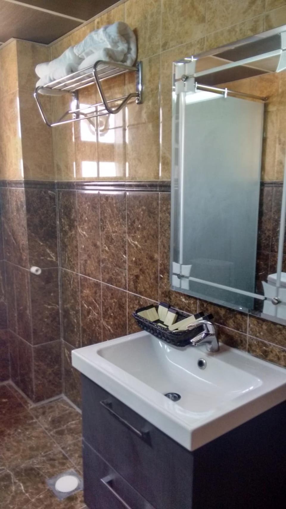 Shower, free toiletries, towels