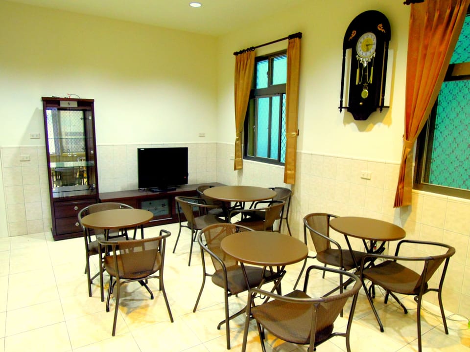 Standard Room, Multiple Beds, Non Smoking | Lobby sitting area