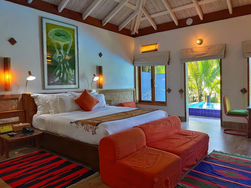 Pool Suite | Minibar, in-room safe, desk, laptop workspace