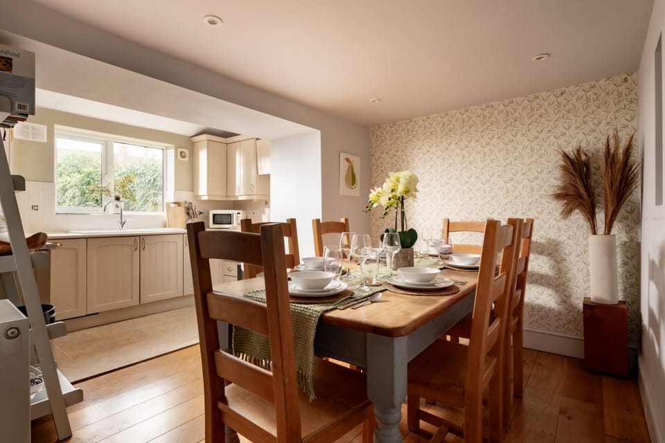 Deluxe Cottage, Private Bathroom | Dining