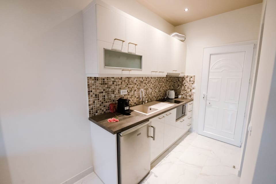 Deluxe Studio | Private kitchen | Fridge, oven, stovetop, espresso maker