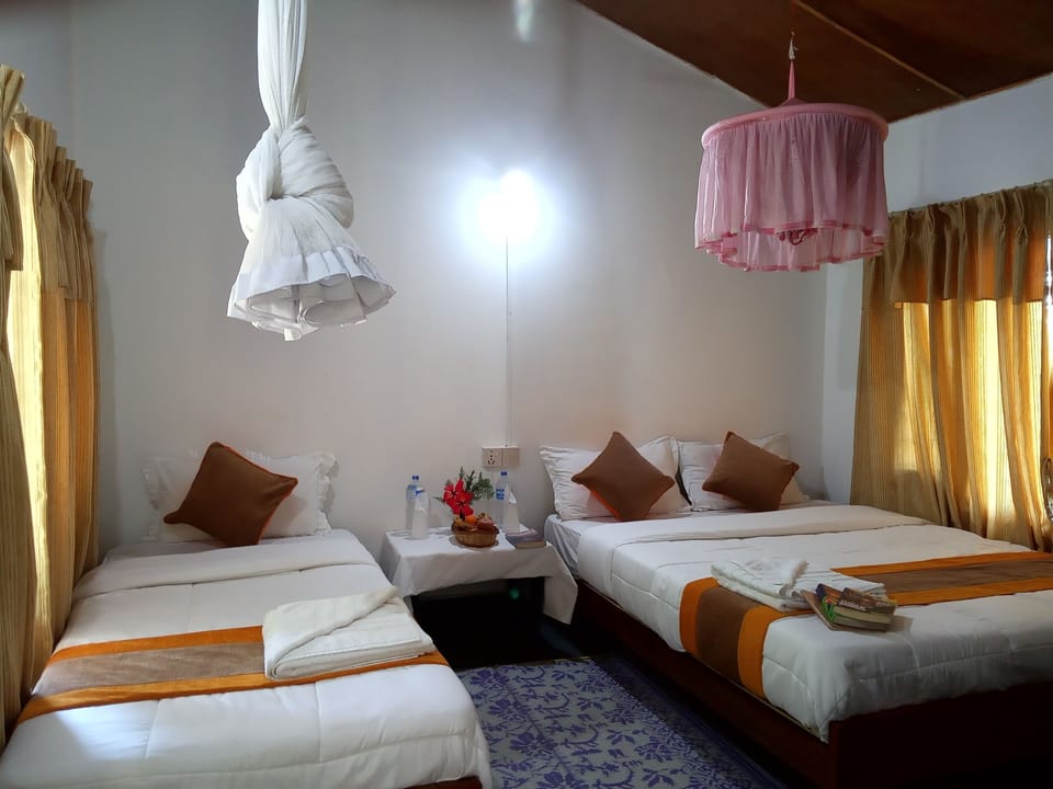 Basic Room | Desk, bed sheets