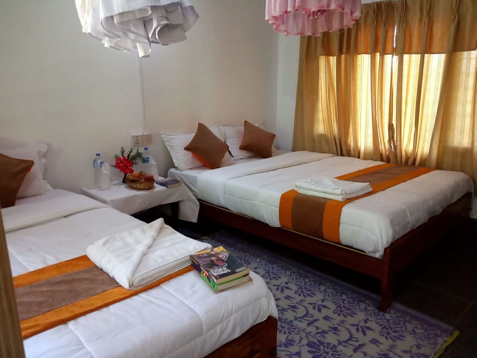 Basic Room | Desk, bed sheets