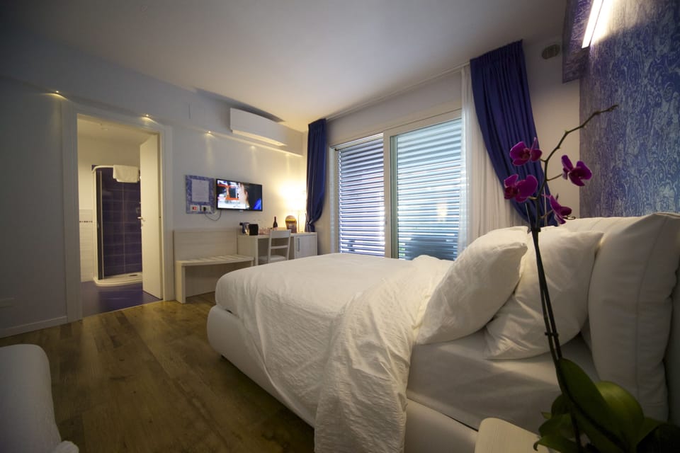 Camera Azzurra 1 | Down comforters, pillowtop beds, desk, laptop workspace