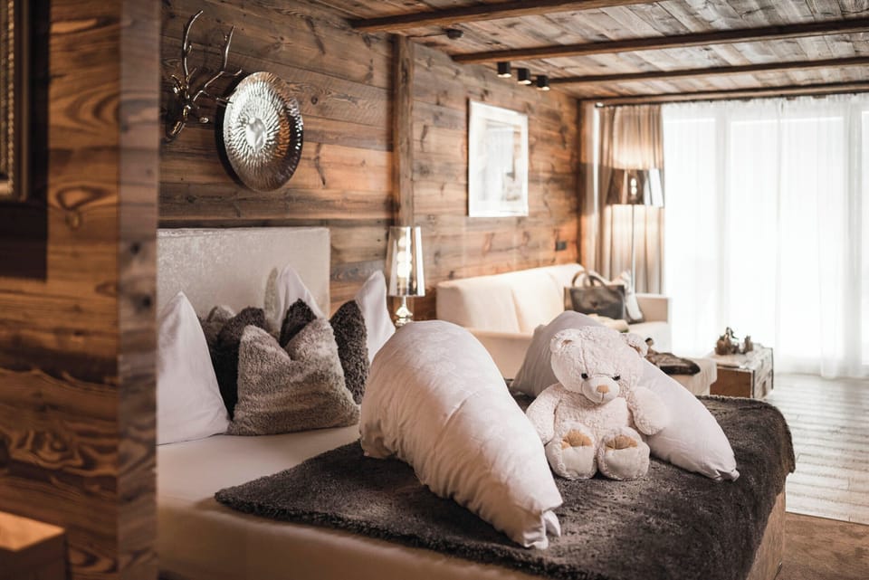Bio Mountain Chalet with Jacuzzi | Living area | Flat-screen TV