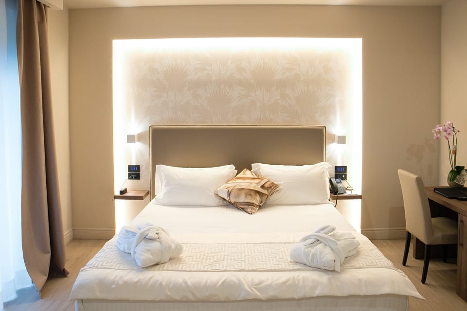 Superior Suite, Hot Tub | Egyptian cotton sheets, premium bedding, down comforters, minibar