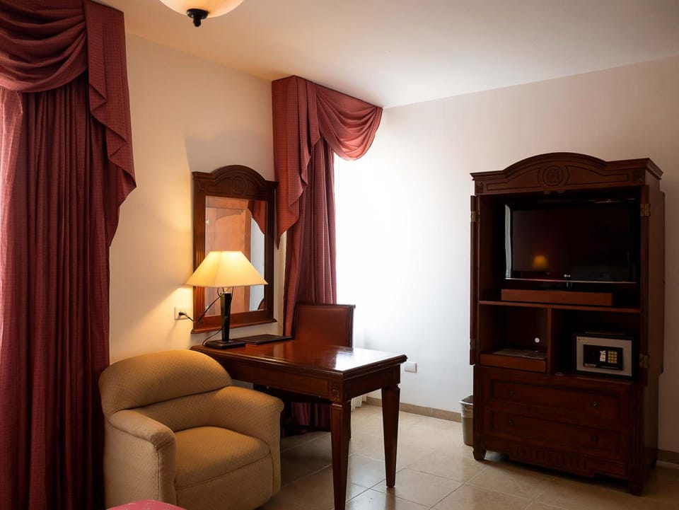 Executive Suite, 1 King Bed, Non Smoking, Pool View | In-room safe, desk, blackout drapes, soundproofing