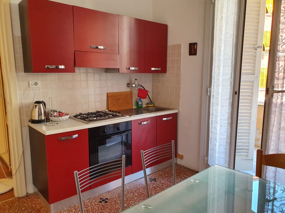 Comfort Apartment, 2 Bedrooms, Accessible, City View | Private kitchen | Oven, stovetop, cookware/dishes/utensils