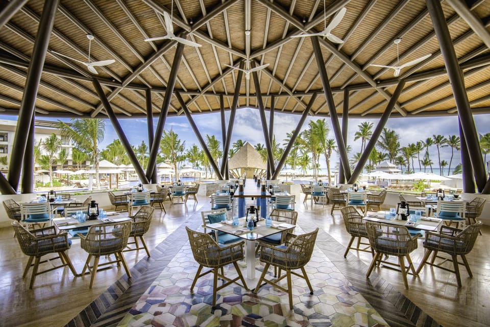 7 restaurants; breakfast, lunch, and dinner served