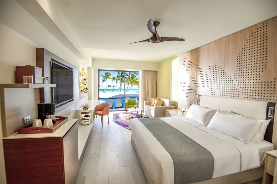 Junior Suite, 1 King Bed with Sofa bed, Oceanfront (Club, Swim Up) | Premium bedding, down comforters, pillowtop beds, free minibar