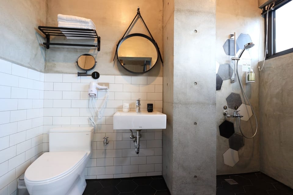 Double Room, Non Smoking, Ocean View | Bathroom | Free toiletries, hair dryer, slippers, towels