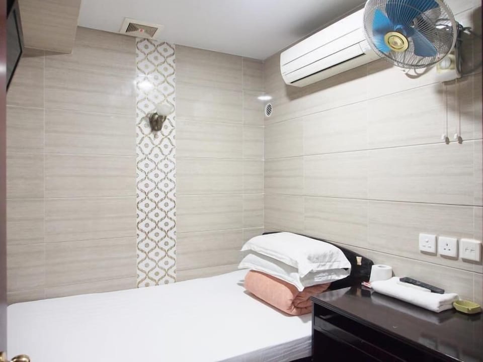 Basic Single Room, 1 Twin Bed, Non Smoking | 1 bedroom, minibar, in-room safe, desk