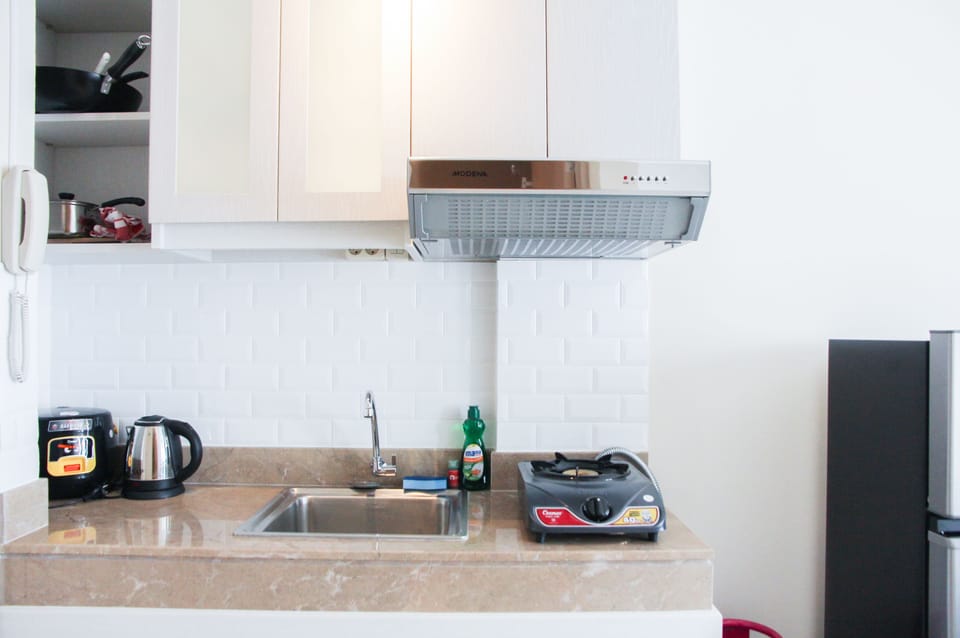 Room | Private kitchenette | Fridge, stovetop, rice cooker, cookware/dishes/utensils