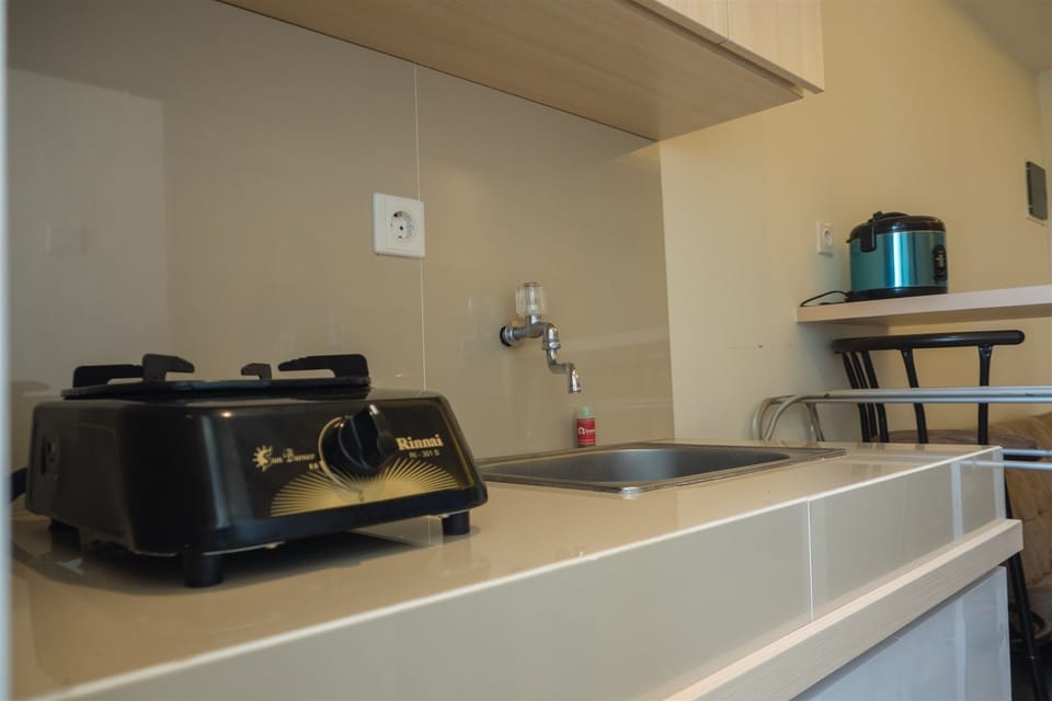 Room | Private kitchenette | Fridge, stovetop, rice cooker, cookware/dishes/utensils