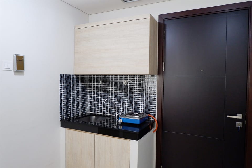 Room | Private kitchenette | Fridge, stovetop, rice cooker, cookware/dishes/utensils
