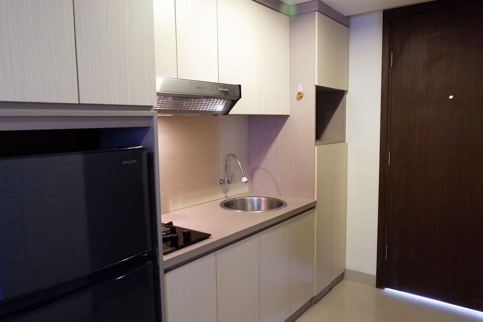 Room | Private kitchenette | Fridge, stovetop, rice cooker, cookware/dishes/utensils