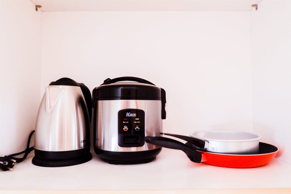 Room | Private kitchenette | Fridge, stovetop, rice cooker, cookware/dishes/utensils