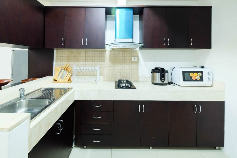 Room | Private kitchenette | Fridge, stovetop, rice cooker, cookware/dishes/utensils