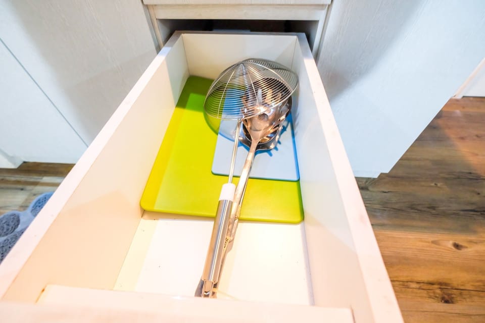 Room | Private kitchenette | Fridge, microwave, stovetop, rice cooker