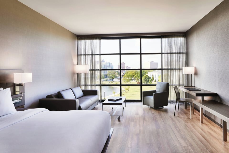 Pillowtop beds, in-room safe, desk, blackout drapes
