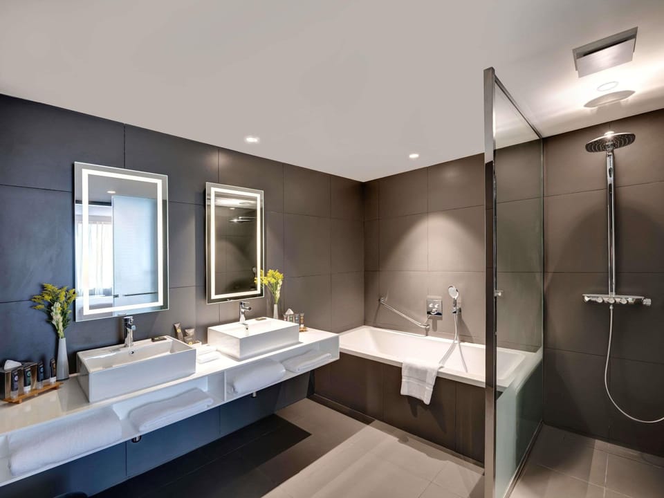 Executive Suite, 1 Double Bed with Sofa bed, Lagoon View | Bathroom | Designer toiletries, hair dryer, bathrobes, slippers